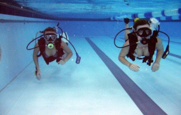Tauchschnupperkurs im Pool Hamburg