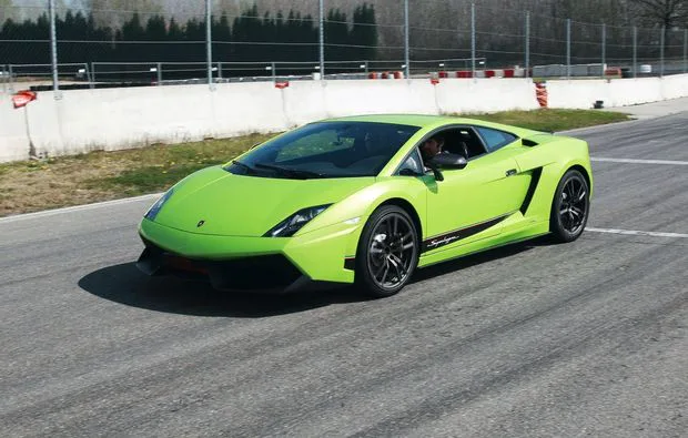 Lamborghini fahren auf der Rennstrecke bei Pavia (1 Runde)