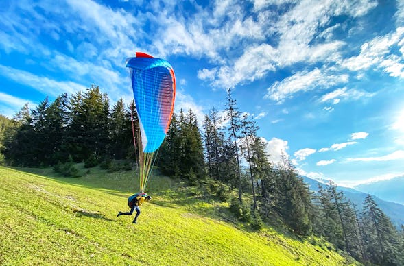 Gleitschirm Fliegen Bach