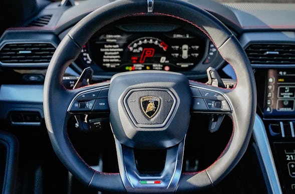 Lamborghini Urus mieten (1 Tag)