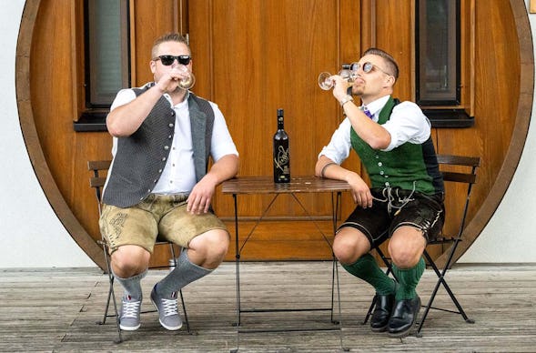 Urlaub mit Freunden im Weinfass mit Wellness Grub an der March